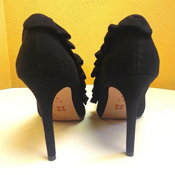 BCBGeneration Black Velvet Ruffle Stilleto Heels 8.5B - Picture 4 of 11